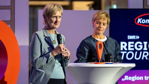 SWR Landessenderdirektorin für Baden-Württemberg, Stefanie Schneider, mit Moderatorin Evelin König.