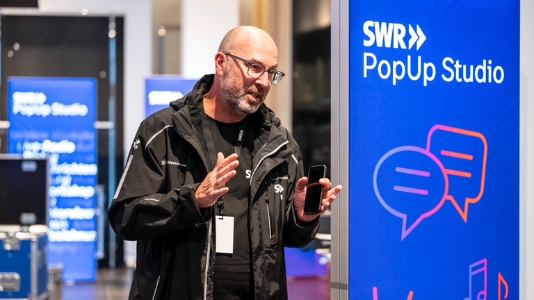 Frank Wiesner, Redakteur im SWR Studio Ulm, erklärte die Sendeabläufe im SWR PopUp Studio. 