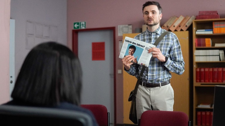 Frank (Phil Laude) wurde zum besten Lehrer nominiert und ist auf der Suche nach Anerkennung.