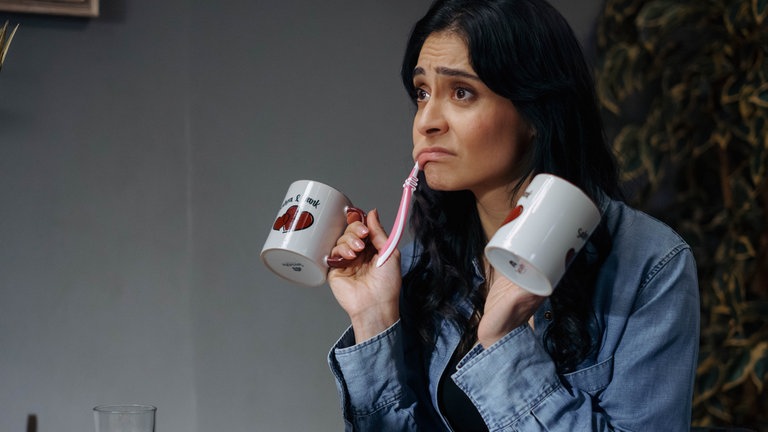 Pärchentassen! Sahra (Pegah Ferydoni) ist entsetzt. Sie nimmt doch sogar ihre Zahnbürste wieder mit, wenn sie bei Stimpel übernachtet.