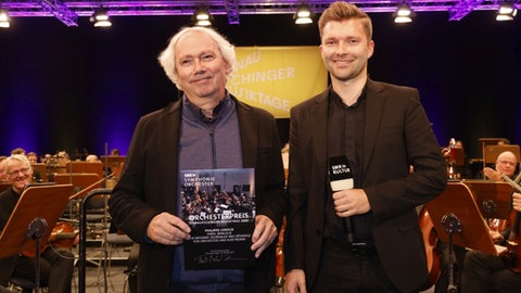 Felix Birnbaum, Schlagzeuger des SWR Symphonieorchesters, überreichte Philippe Leroux die Urkunde zum Orchesterpreis der Donaueschinger Musiktage 2025 (Foto: SWRRalf Brunner)