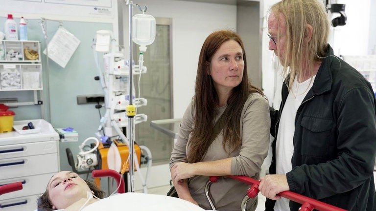 Seraphine im Schockraum der Unfallklinik Ludwigshafen mit ihren Eltern.
