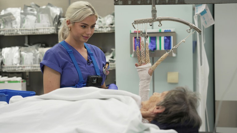 Pflegerin Kim Schiele (l.) kümmert sich um eine Patientin in der BG-Klinik Ludwigshafen.
