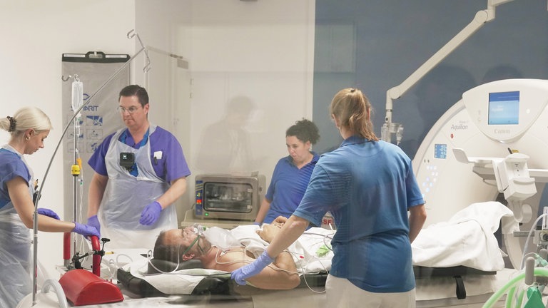 Das ZNA-Team bereitet die CT-Untersuchung eines Patienten in der BG Klinik Ludwigshafen vor.