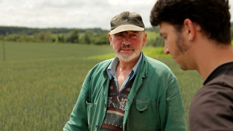 „SauAcker“: Der Dokumentarfilm gibt ungeahnte Einblicke in eine Lebens- und Arbeitswelt, die still und leise vom Aussterben bedroht ist. Konrad und Philipp Kienle im Maisfeld. 