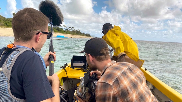 „Yumi – Der Südpazifik im globalen Klimakampf“: Dreharbeiten im Pazifischen Ozean beim Übersetzen auf die Insel Santo. (v.l.n.r.: Felix Golenko, Jan Robin Weiland und der Fährmann).