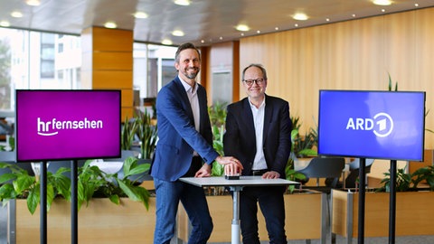 hr-Intendant Florian Hager (links) und der ARD-Vorsitzende und SWR Intendant Kai Gniffke