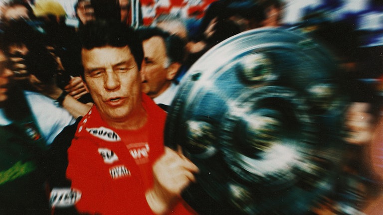 09.05.1998: Der 1. FC Kaiserslautern ist deutscher Meister. Trainer Otto Rehhagel trägt die Meisterschale durch die Menschenmenge.