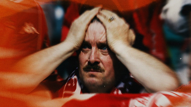 Ein Lauterer Fan schlägt die Hände an die Stirn und kann den Abstieg des FCK im Mai 2006 nicht fassen.