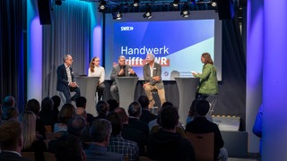 Neben SWR-Intendant Kai Gniffke diskutieren Alexandra Funk (Sattlermeisterin), Axel Bettendorf (Geschäftsführer der ARGE der Handwerkskammern RLP), Rolf Hüffer („Handwerkskunst“) und Moderator Manuel Hollenweger mit den Gästen.