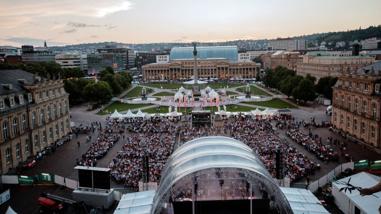 Blick vom Schloss aus über die Hauptbühne des SWR Sommerfestivals auf dem Stuttgarter Schlossplatz