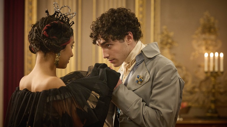 Prinz Friedrich (Riccardo Campione) gibt Odile (Samirah Breuer) einen Handkuss. Er denkt, es wäre Odette, das Schwanenmädchen.