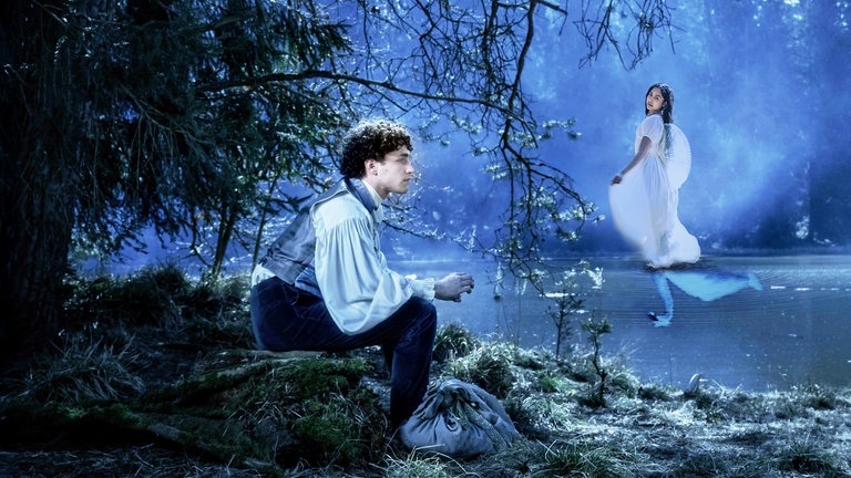 Die Geschichte des klassischen Balletts „Schwanensee“ von Tschaikowsky wird vom SWR für die ARD-Märchenreihe „Sechs auf einen Streich“ neu erzählt.