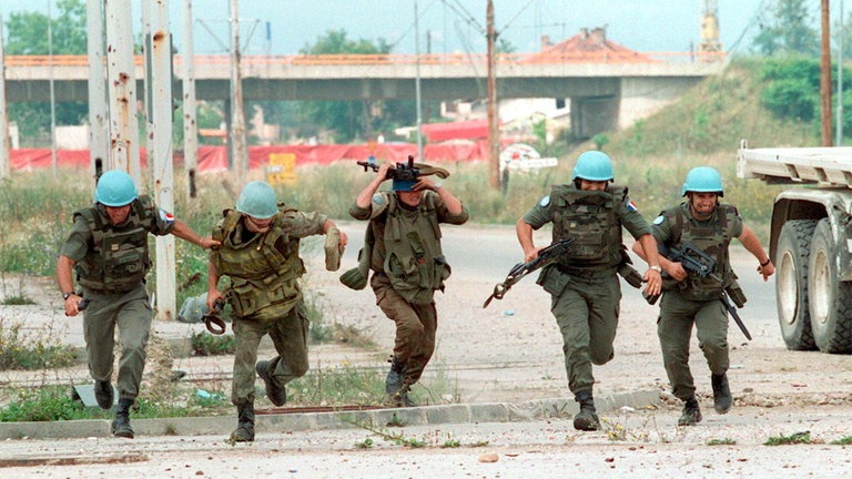 Sarajevo, Bosnien, 1994: Französische und ukrainische UN-Soldaten flüchten, als serbische Scharfschützen das Feuer auf sie in der Innenstadt Sarajevos eröffnen