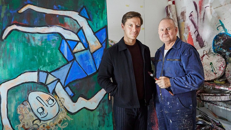 Jonas Nay und Joachim Król spielen Denis und Alfred im Fernsehfilm „Die Frau in Blau“ von Rainer Kaufmann.