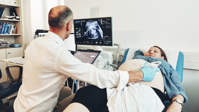 Tamara erwartet Zwillinge. Prof. Kagan prüft beim Ultraschall, ob beide Babys gut versorgt sind – sie teilen sich eine Plazenta.