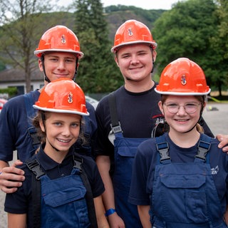 Jugendfeuerwehrleute aus Remagen, vorne links Marie, dahinter ihr Bruder Felix. Vorne rechts Marie, dahinter ihr Bruder Julien.