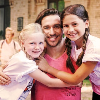 Wie kinderfreundlich ist Deutschland? fragt Felix Neureuther in der ARD. Der vierfache Vater ist erfolgreicher Kinderbuchautor und setzt sich für Kinder und Jugendliche ein. Wir fragen in einem Online-Fragebogen: Zeigt uns, welche Angebote für Familien es in eurem Ort oder eurer Stadt gibt?