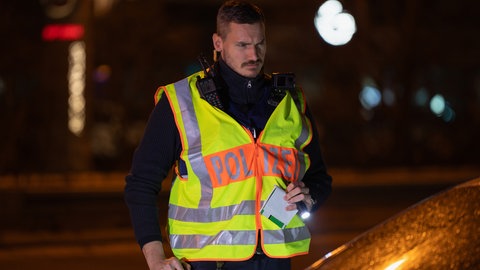 Sebastian Obermeier nimmt Personalien auf.