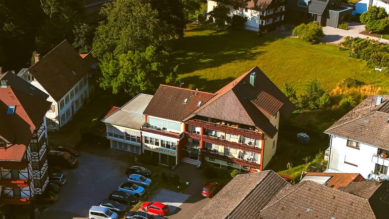 Luftaufnahme des Hotels "Haus Hubertus" in Bad Peterstal im Schwarzwald
