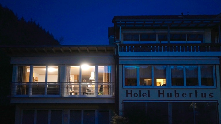 Haus Hubertus bei Nacht, in der Privatwohnung der Familie brennt noch Licht. 