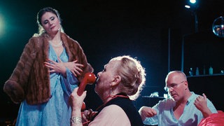 Das Bild zeigt die ehemalige Opern-Diva Renata Scotto (Mitte) bei Proben zu einer Freiluft-Aufführung von La Voix Humaine.