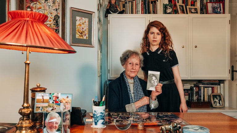 Oma Guny (li.) zeigt Luise Fotos aus ihrem Leben.
