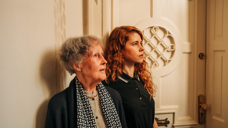 Oma Guny (li.) und Luise in einem Treppenhaus