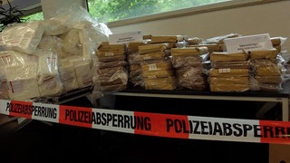 In der dritten Staffel von Mafia Land erzählen wir die Geschichte von Sebastiano G., den seine Freunde nur Bacetto, übersetzt „Küsschen“, rufen. Er soll von Überlingen am Bodensee aus eine Art „Kokain-Pipeline“ von Südamerika nach Europa betrieben haben, bis italienische und deutsche Ermittler im Jahr 2021 zuschlagen. Sujetfoto