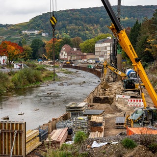 Blick auf die Ahr, rechts am Ufer steht ein Kran, es sieht alles sehr unfertig aus.