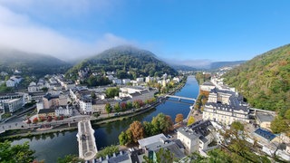 Das Bild zeigt die Kurstadt Bad Ems an der Lahn von oben