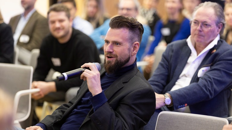 Ob KI, Netzwerke oder Medienbildung: Bei der Podiumsdiskussion gab es spannende Fragen der Gäste. 