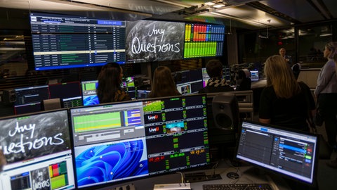 Alle Hörfunk- und Fernsehprogramme gebündelt: das Media Operations-Center (MOC).
