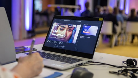 Scannt, analysiert und bewertet Zukunftstrends: der ARD Trendradar 2026.