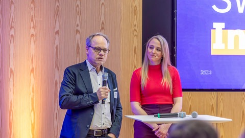 „Willkommen zu den SWR Insights 2026“: SWR Intendant Kai Gniffke mit Moderatorin Désirée Krause.