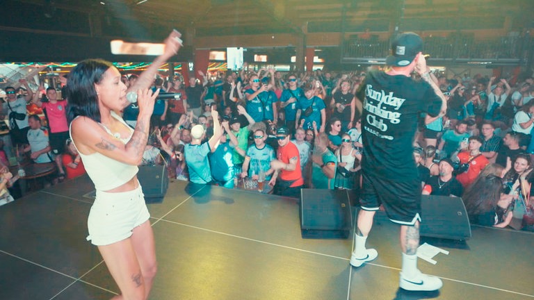 Malin und "Kreisligalegende" beim Auftritt im Bierkönig