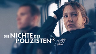 Eine junge Polizistin in Uniform sitzt in einem Einsatzfahrzeug und blickt angespannt zur Seite; im Vordergrund steht der Titel „Die Nichte des Polizisten“ mit ARD-Logo; im Hintergrund befindet sich ein unscharfer männlicher Kollege.