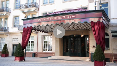 Eingang Brenners Hotel mit Playbutton
