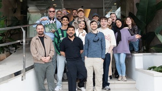 Regisseur David Gruska (mit Klappe) mit Cast und Crew bei den Dreharbeiten zur vierten Staffel der SWR Comedyserie "Almania"