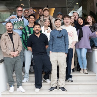 Regisseur David Gruska (mit Klappe) mit Cast und Crew bei den Dreharbeiten zur vierten Staffel der SWR Comedyserie "Almania"