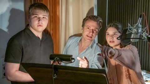 v.li.: Jan Alexander Thomas (Eustace Scrubb), Max von Pufendorf (König Trian), Lisbeth Lisewski (Jill Pole)