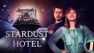 Vanessa Loibl (re.) als Weltraumhotelerbin Nia und David Brizzi (li.) als Androide Adam in der Serie „The Stardust Hotel“.