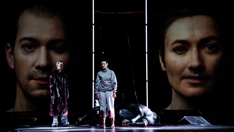 Probenfoto von "Malina" mit den Protagonisten Valer Sabadus (Malina) und Larisa Akbari (Ich)