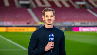 Alex Schlüter, Moderator, berichtet bei der WM aus dem Quartier der Nationalmannschaft.