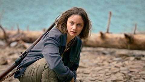 Hauptfigur Skalde (Mathilde Bunschuh) am Wasser
