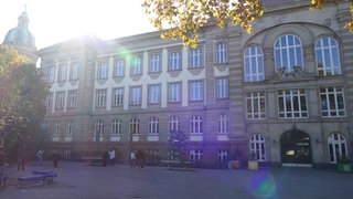 So sieht das Schulgelände und -gebäude der Tulla-Realschule in 