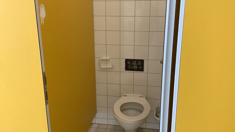 Viele Schülerinnen und Schüler der Drais-Gemeinschaftsschule in Karlsruhe finden den Zustand der Schultoiletten schlimm.