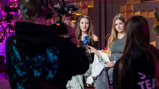 Zwei Schülerinnen im Studio X im SWR Baden-Baden