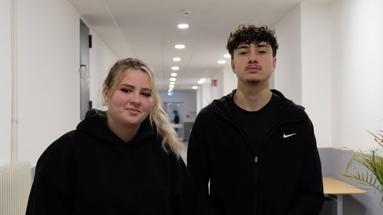 Die beiden Schülersprecher Mia und Luca von der Friedrich-Schiller-Gemeinschaftsschule in Hemsbach wurden von ARD Young Reporters über einen möglichen späteren Schulbeginn befragt.