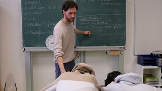 Viele Schülerinnen und Schüler der Friedrich-Schiller-Gemeinschaftsschule in Hemsbach fänden es gut, wenn der Unterricht morgens erst später anfinge. Das hat eine Umfrage gezeigt.